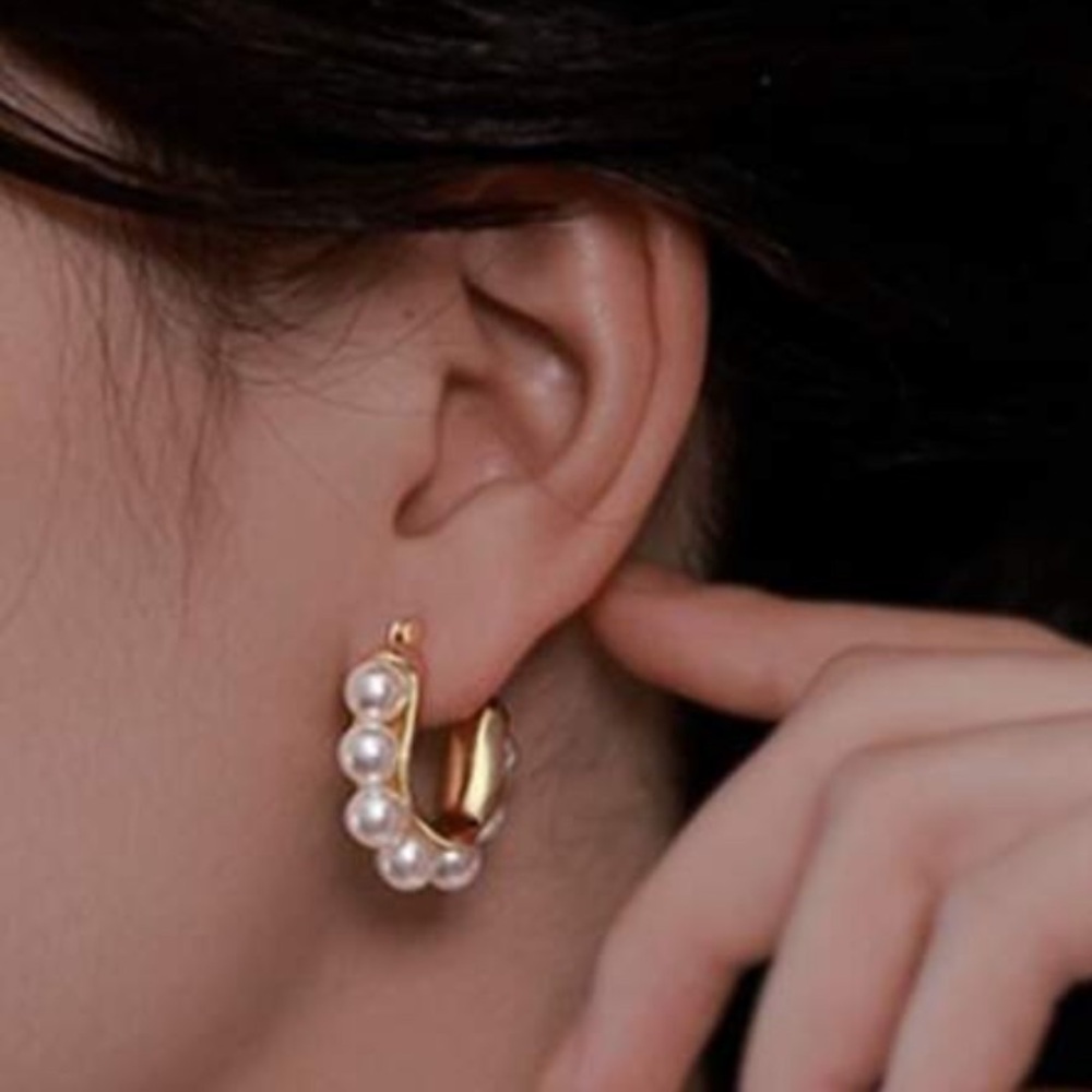 New faux pearl u shaped earrings - Picture 2 of 3